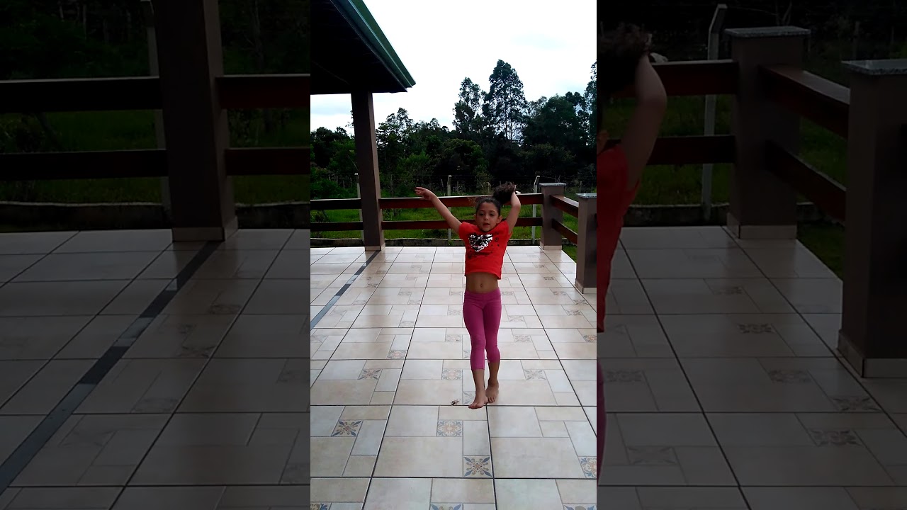 Fazendo movimentos da ginástica Yasmin 7 anos
