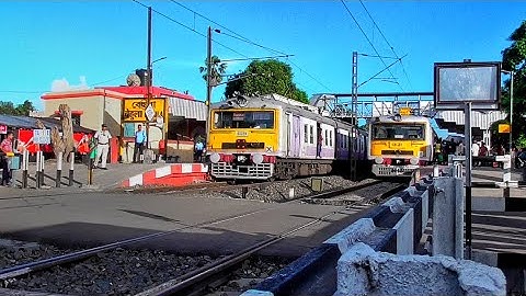 Rare EMU Train Crossing at Railgate Nowadays : 12 Coach Katwa Local meet 09 Coach Sealdah Local | ER
