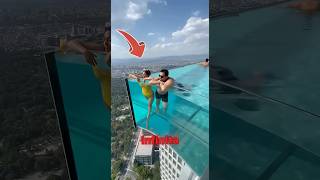 Nunca fique na borda de uma piscina infinita antes de ver...