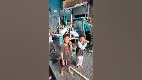 keranda diangkat bocil!  persiapan pawai obor