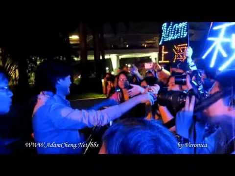 06/25/2011 秋官鄭少秋於新加坡演唱會結束後與Fans握手!