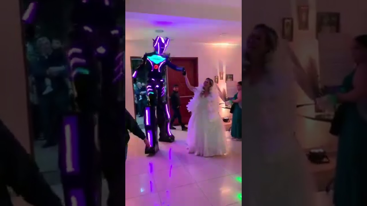 Entrada do robozão na festa de casamento 🎈🤖