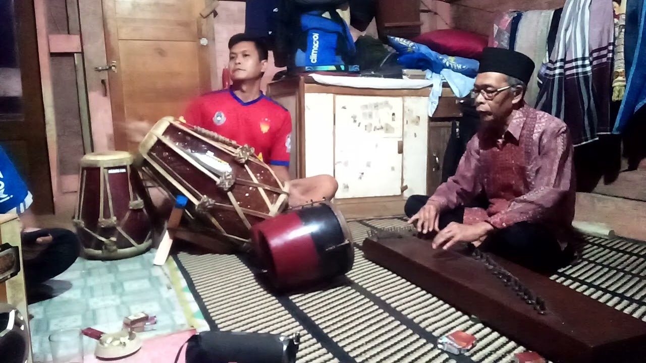 Dina wanda kacapian Dina lagu amplop biru di sarengan juru kawih nu gaib tea.