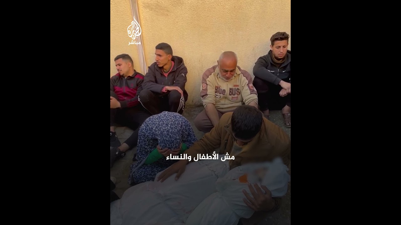 وداع مؤثر أمام مستشفى شهداء الأقصى وسط قطاع غزة