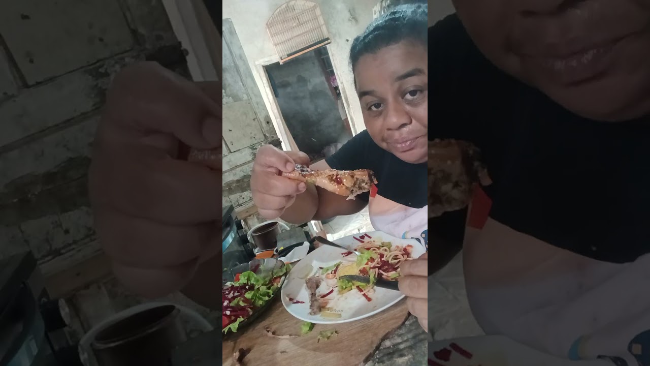 Frango  assado  macarrão  salada  se escreva no canal bgd 