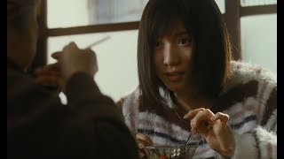 是枝監督が「人間の中にあるちょっとした悪い部分、駄目な部分を表現するのがすごく上手」と語るリリー・フランキーの魅力が垣間見られる本編映像／映画『万引き家族』
