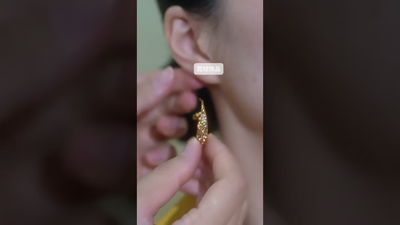 Elegant gold hoop earrings 