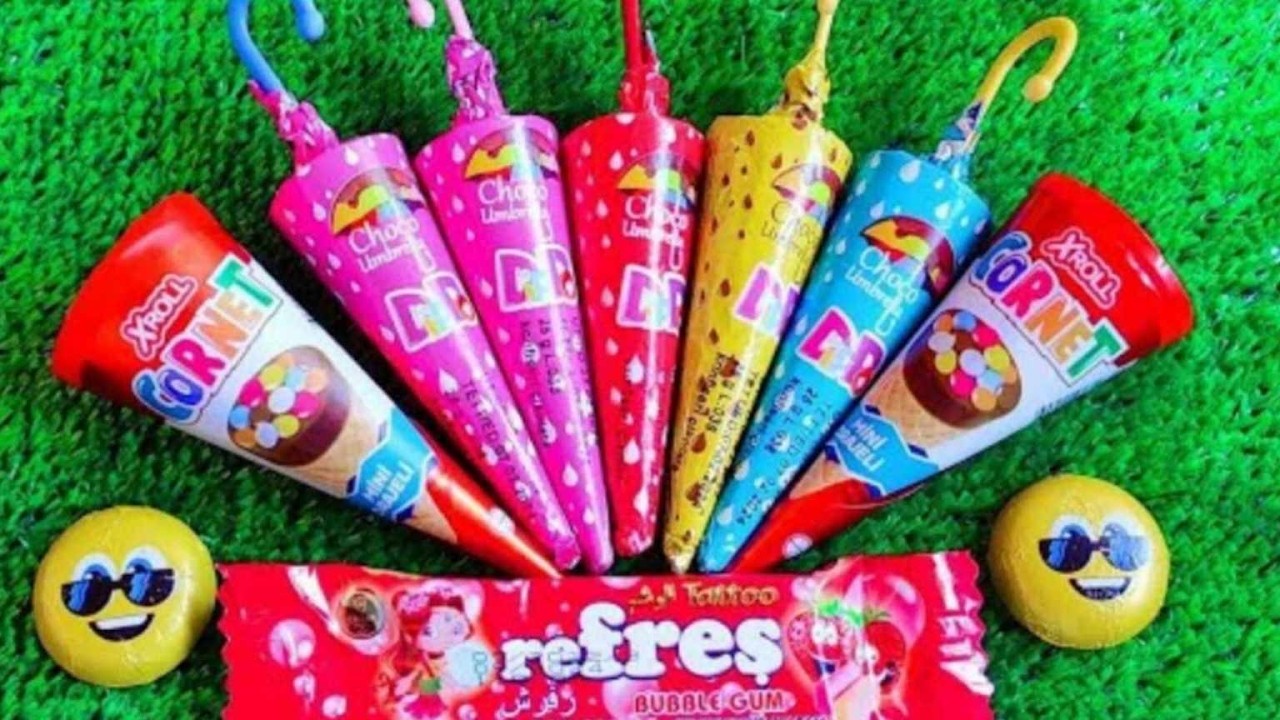 أشهر أنواع الحلوى بتقنية ASMR 🍭 | مصاصات قوس قزح، شوكولاتة، وأصوات فتح علب حلوة