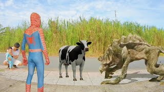 Con bò sữa bị quái vật ăn thịt siêu nhân nhện bay đến đối phó con quái vật
