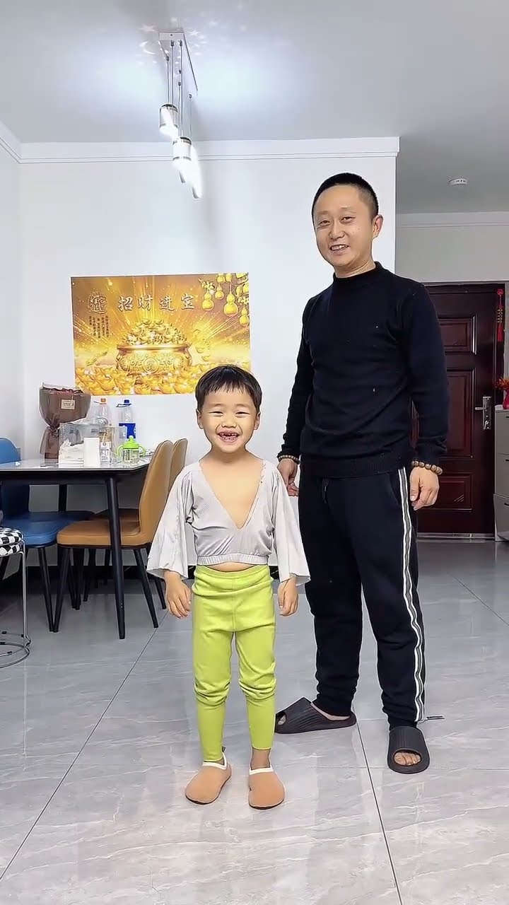 儿子的上衣洗了还没干，还是爸爸有办法！#Cute baby#Cute#呆萌小米宝#聪明宝宝#萌娃