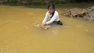 Cô gái xuống núi câu cá, bán kiếm tiền đi chợ, girl goes down the mountain to make fish.