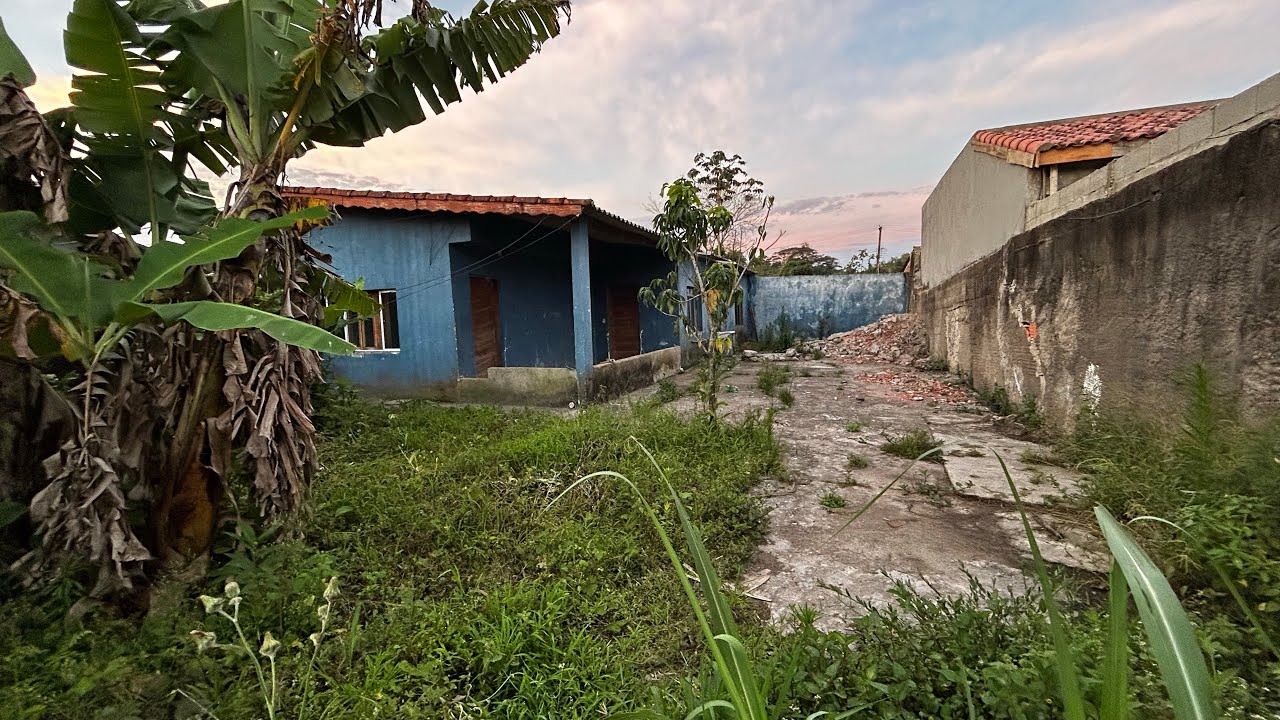 Casa velha com terreno de 360 metros quadrados R$ 100 mil na praia de Peruíbe 
