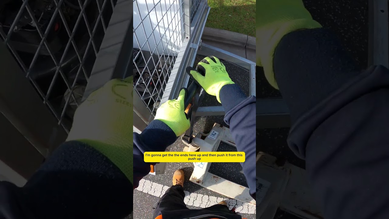 Итак, две тачки и тележка для поддонов отдыхали на обочине...