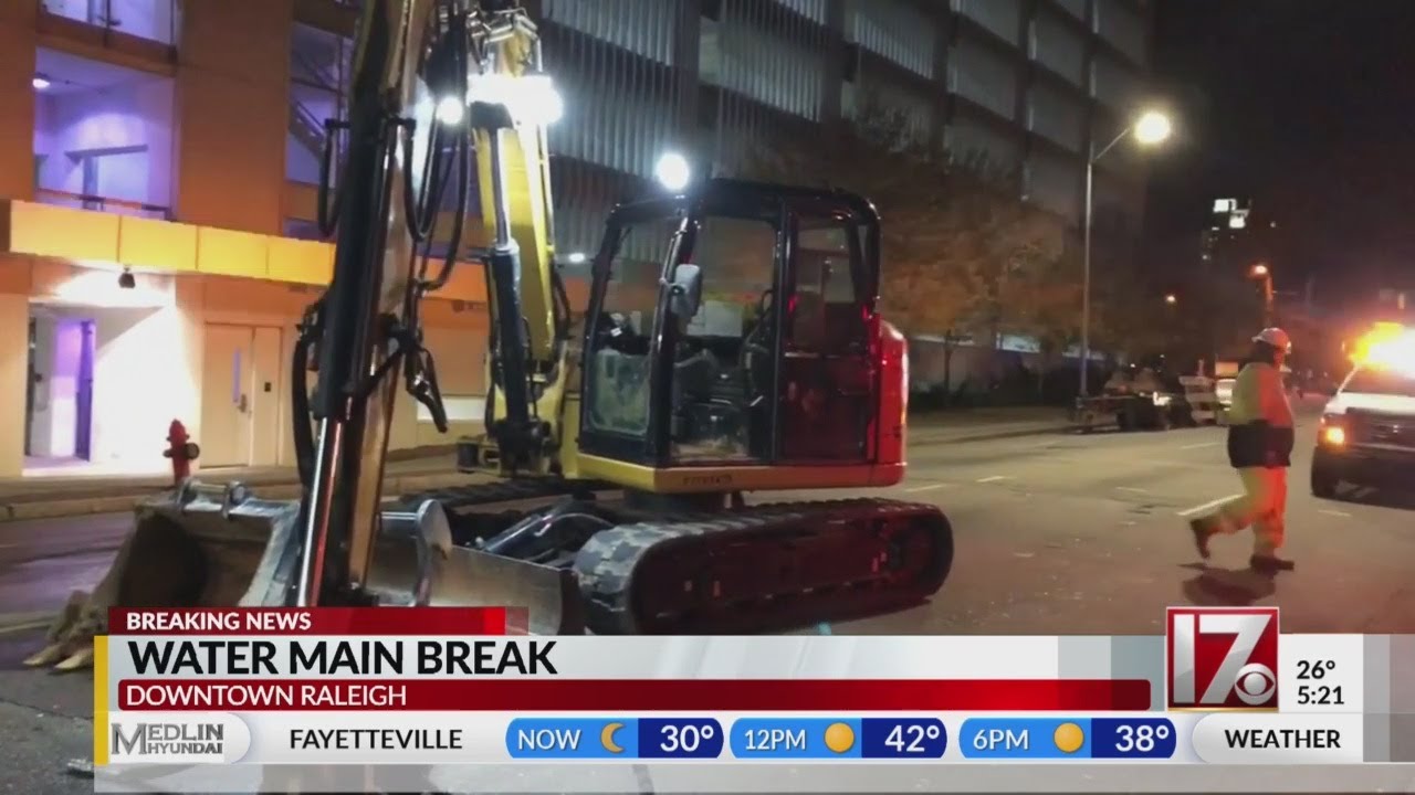 Water main break shuts down downtown Raleigh street - YouTube