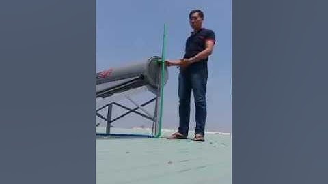 NƯỚC TỪ MÁY NƯỚC NÓNG NĂNG LƯỢNG MẶT TRỜI CHẢY XUỐNG YẾU VÀ CÁCH KHẮC PHỤC.