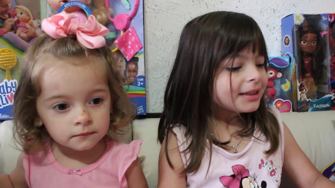 ABRINDO MEUS PRESENTES DE NATAL 2017 - Jéssica Godar e Laurinha e Helena