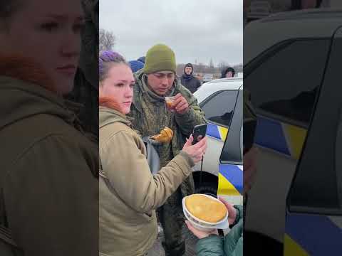Ukrainians help Russian soldier to call his mom