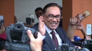 Malaysia's Anwar walks free following pardon (2)