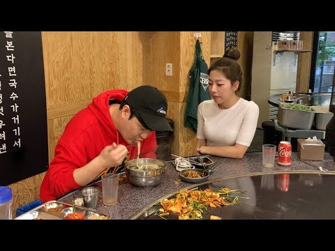 [SUB]미녀사장님이 직접 구워주는 역대급 초대형철판에서 나홀로 삼겹살먹방/Korean <strong>BBQ</strong> <strong>on</strong> a large iron plate(mukbang)