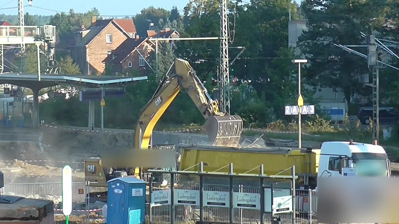 Der gelbe Kippmuldenauflieger - DB Generalsanierung Hamburg-Berlin