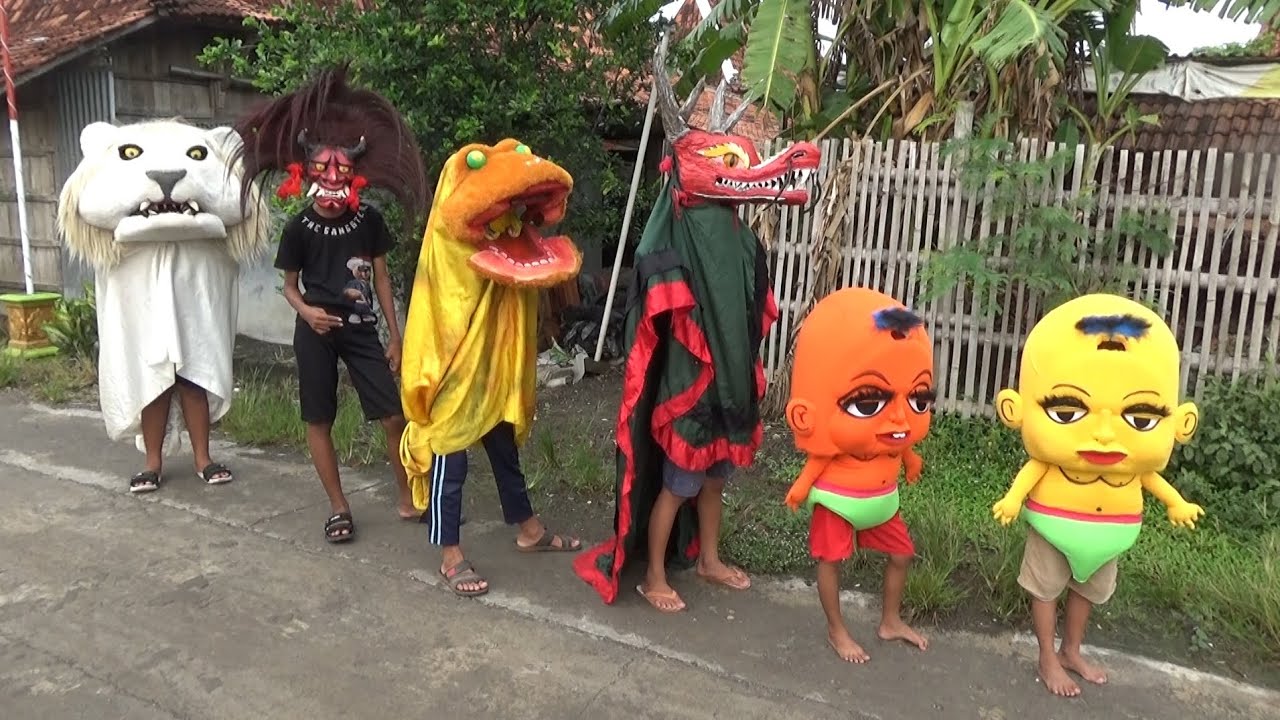 Barongan katak badut iblis dan naga keluar dihari minggu