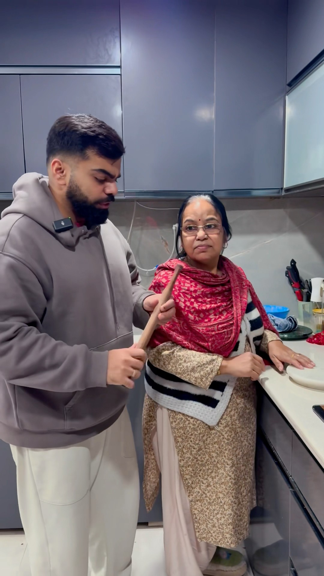 Gaurav ko bellen khana hai #shorts #youtubeshorts #gauravaroravlogs