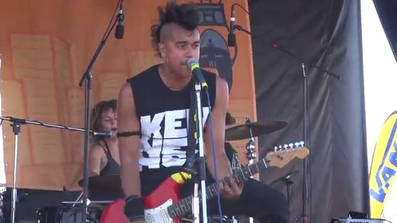 The Kenneths "What Happened To The Radio" - Vans Warped Tour 2015 (Jones Beach,NY)