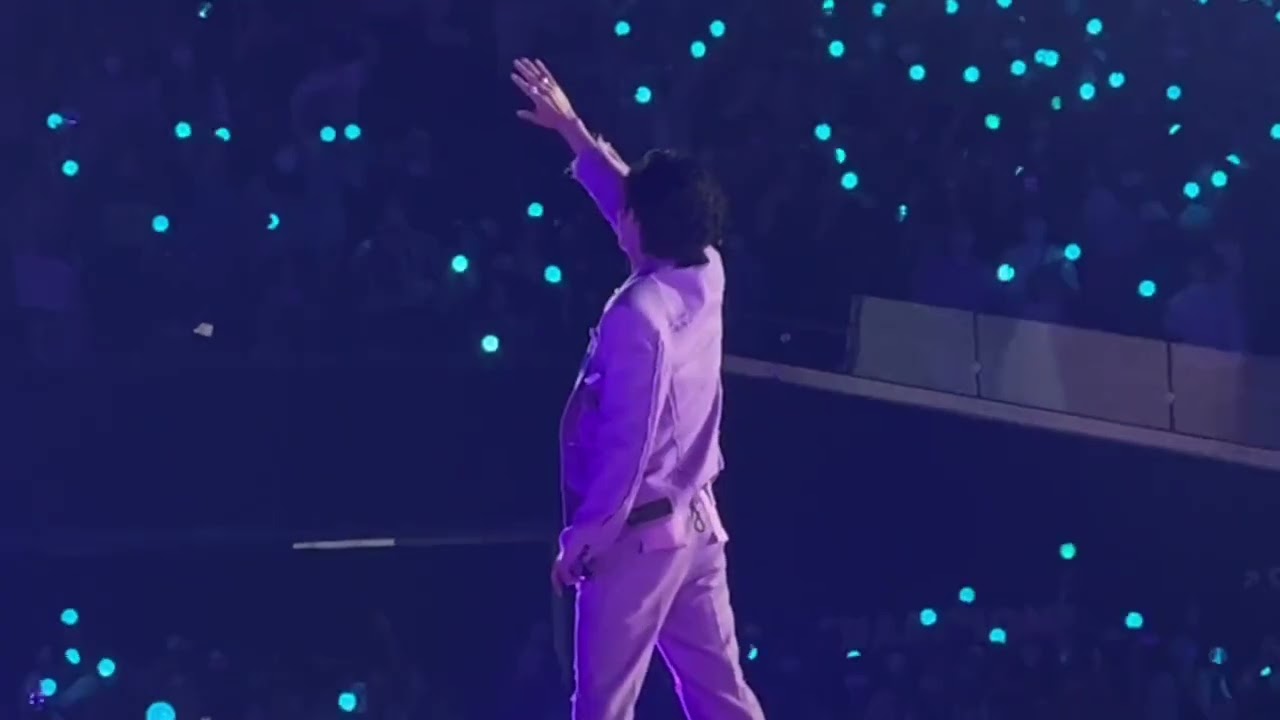 Taehyung Playing with Army's and Army bomb|Taetae goofing around with Dancers|Happy taetae@ concert