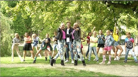 TOEKOMST – De officiële videoclip van Tina de musical met Ridder van Kooten en Mylène & Rosanne.