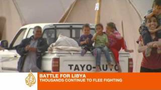 Thousands of Libyans continue to flee fighting