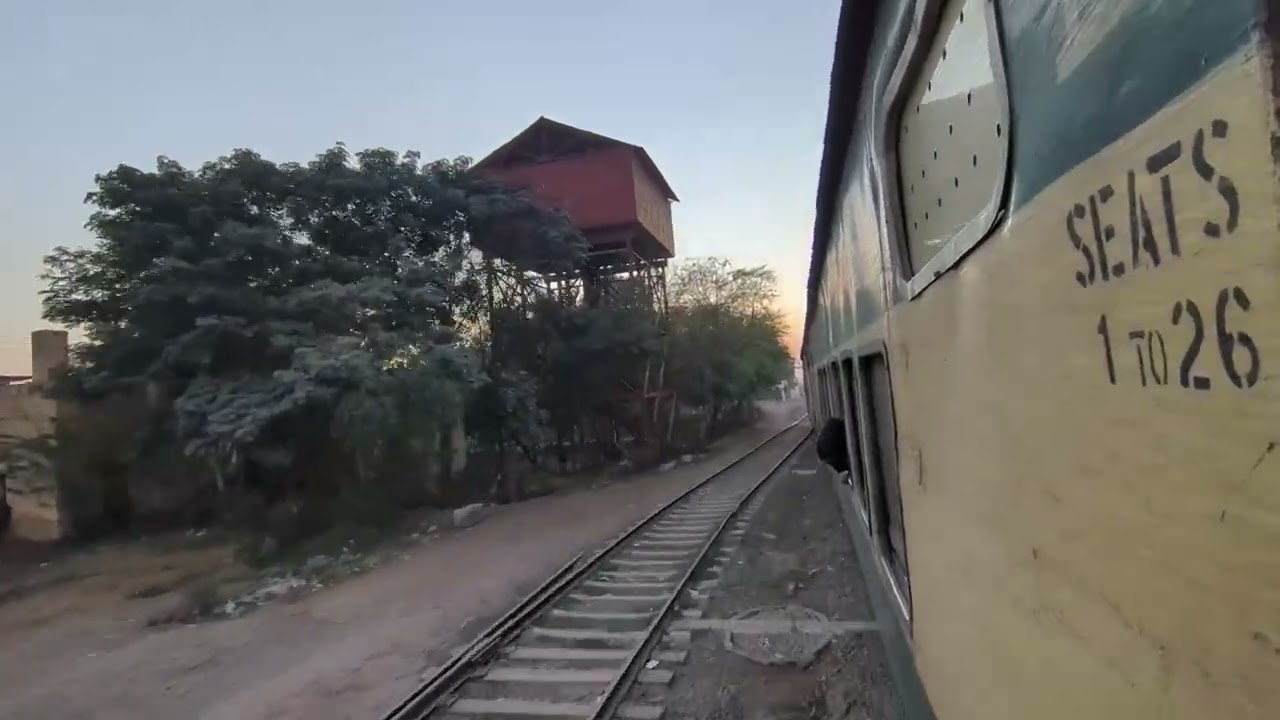 🤩🤩Beautiful Arrival 10DN Allama Iqbal Express Arrived At Mian Channu Railway Station Wd AGE-30
