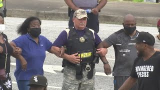 Protestors, deputies lock arms in solidarity in Union