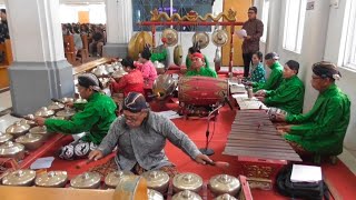 Alunan musik gamelan. Lagu rohani katolik.