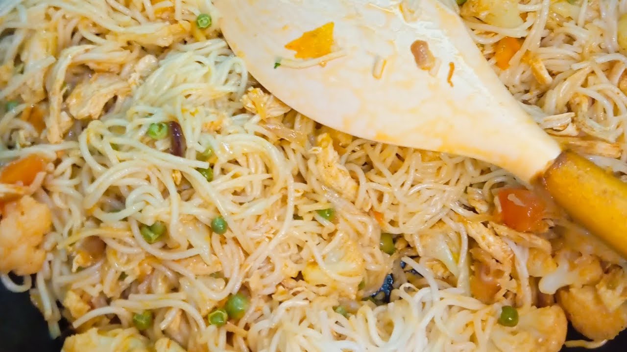 Noodles with chicken & vegitables🥰 চিকেন ও সব্জি দিয়ে নুডুলস রান্না❤️#noodles#yummy #cooking#food 