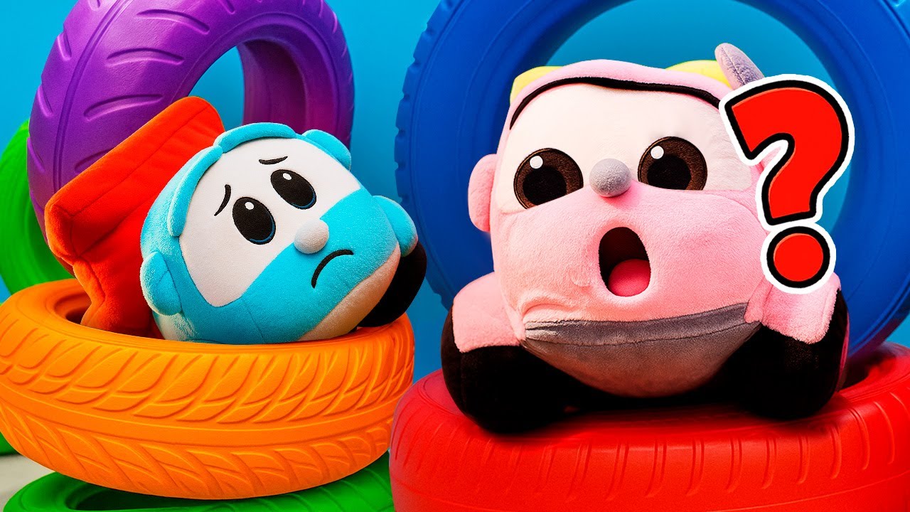 Leo, parkta tekerleklerin içine düşüyor! Oyuncak araba oyunları!