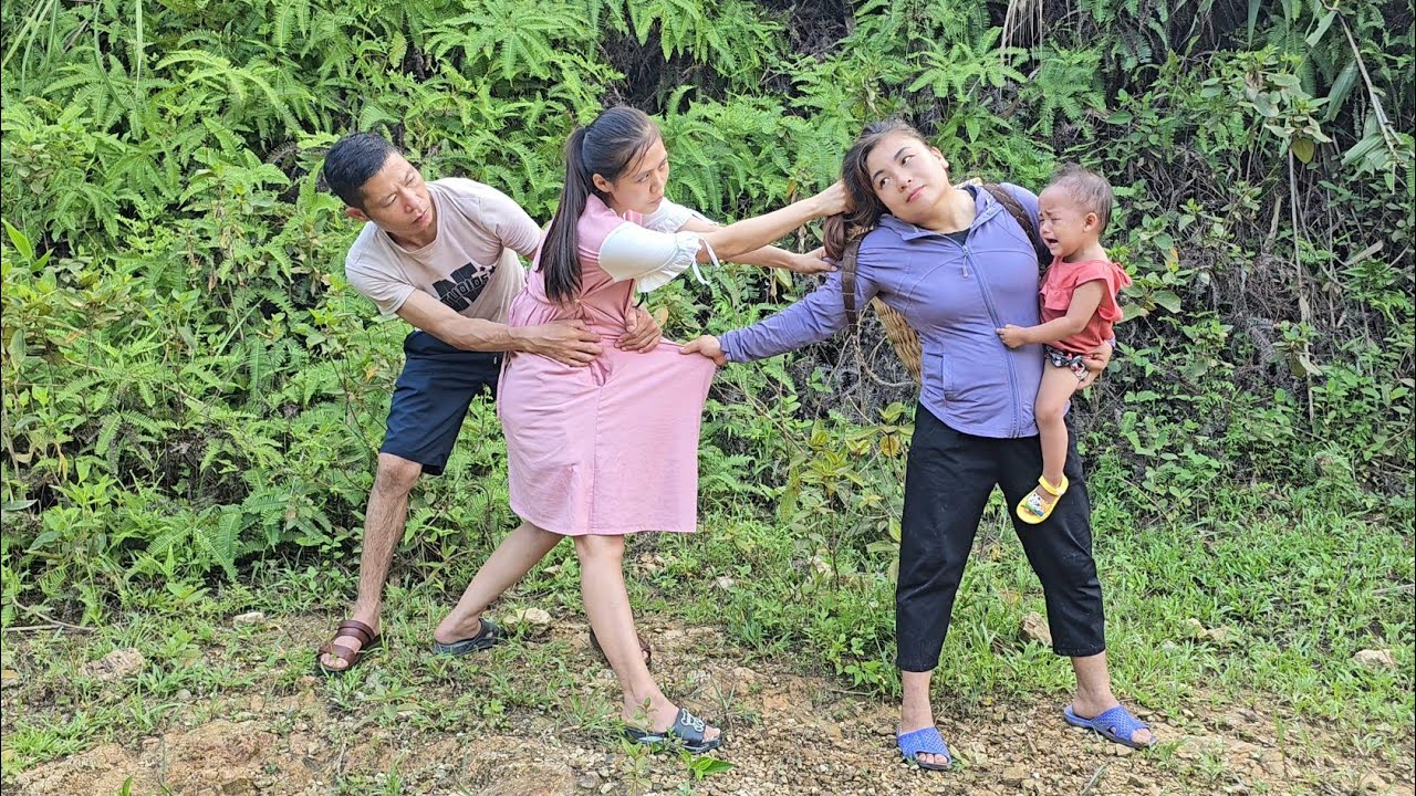 Chuong and his pregnant lover lost each other. Thu and her daughter clean the house after the rain
