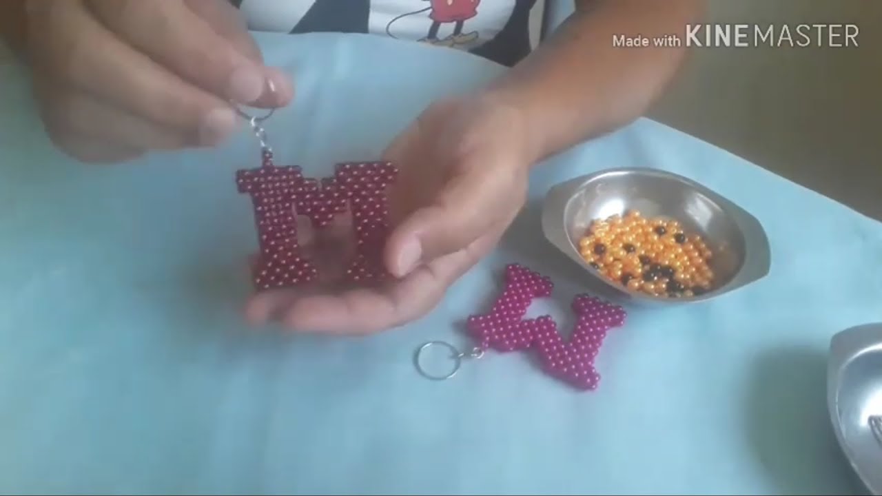 Chaveiro letra M de pérolas