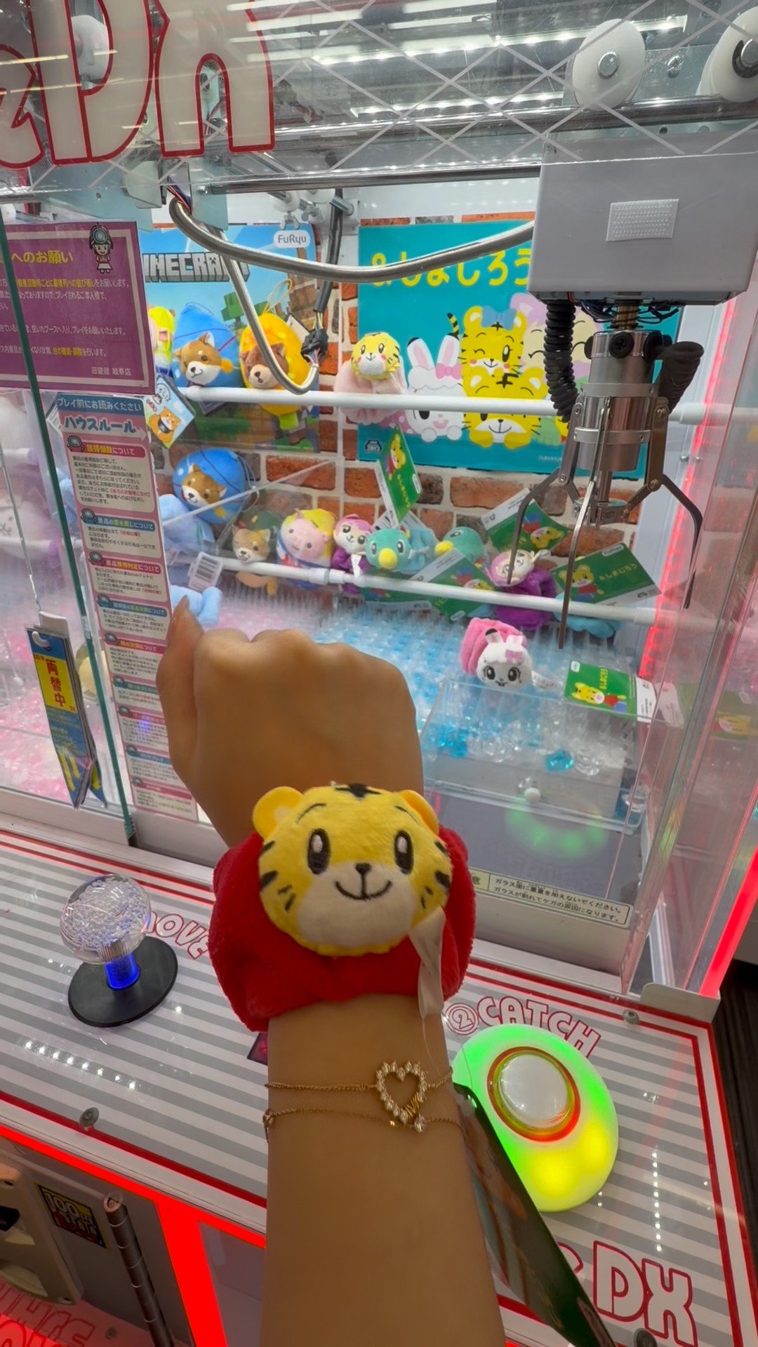 I tried to win the cutest tiger, and then #crane game #ufo