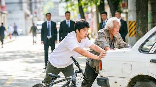 Young man helps poor old man push cart, he’s billionaire chairman, fate changes!