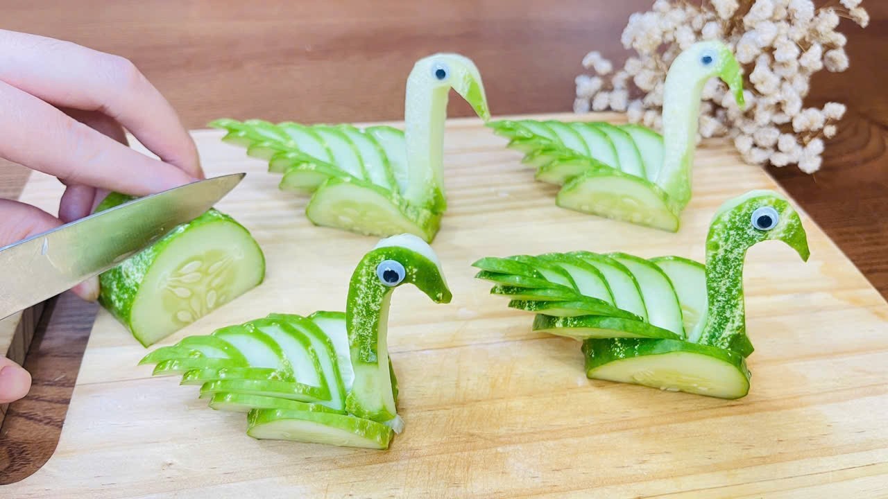 Eleganter Schwan aus Gurke – kreative Obst  & Gemüsekunst für Salat und Partys