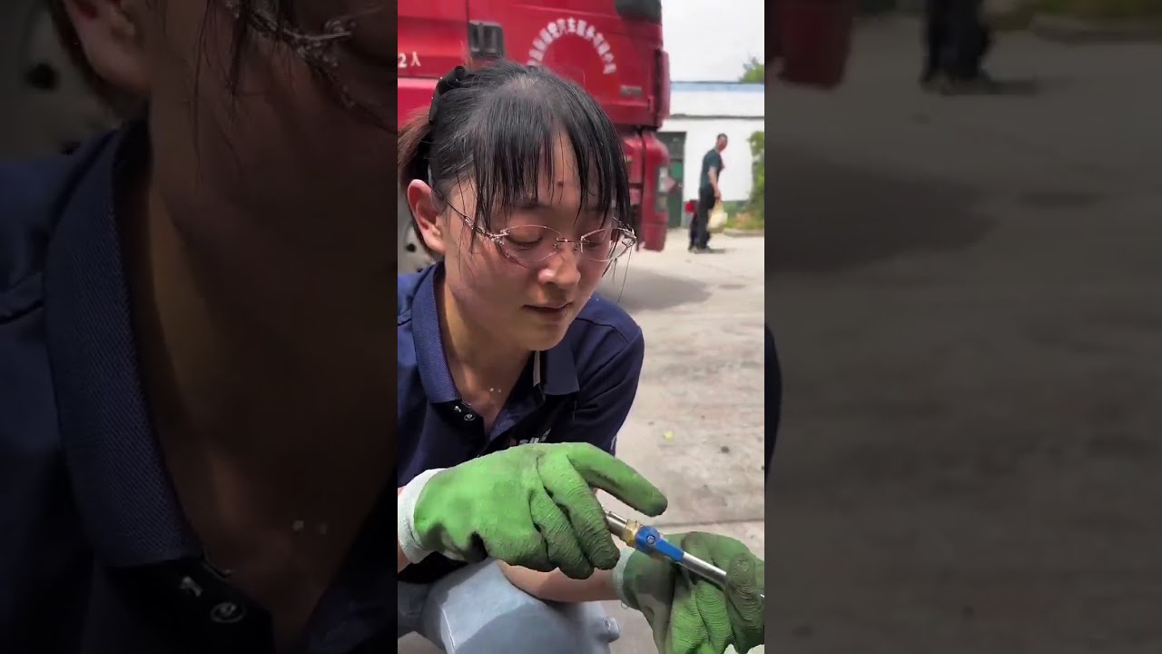 装完这条破胎，高低装扒胎机，这点活干的，脚伤还没