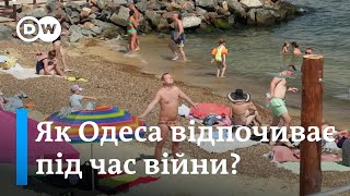 Пляжі, клуби, обстріли: відпочинок в Одесі під час війни | DW Ukrainian