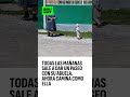 Todas las mañanas sale a dar un paseo con su abuela, ahora camina como ella