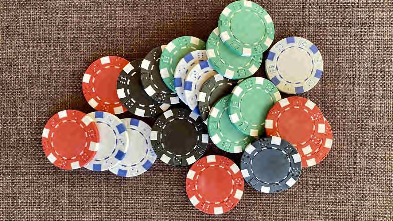 用这种方法在家练习切筹码，简单易学- How to practice cutting casino chips at home - YouTube