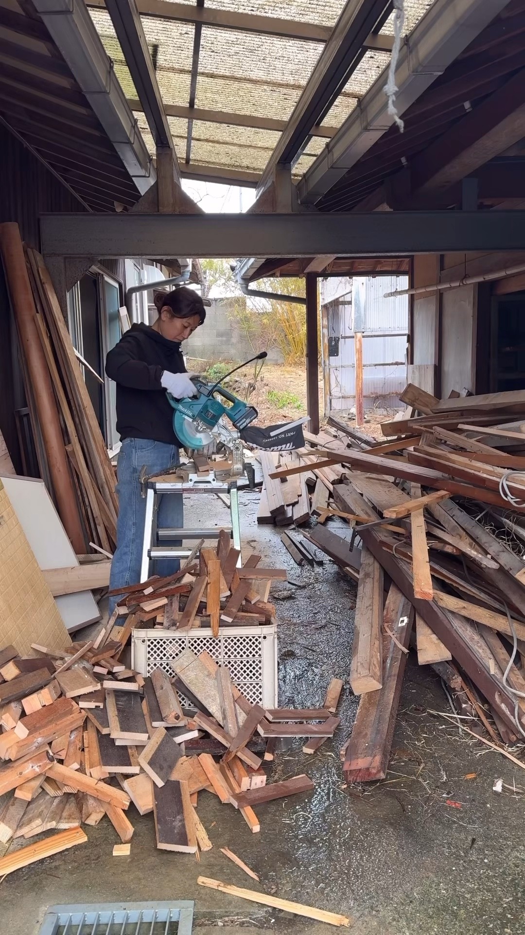 解体で出た廃材は薪にします。再利用♻️ #sustainable #japan #diy
