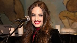 Download Lagu Alexa Ray Joel Discusses Her Dad's Influence MP3