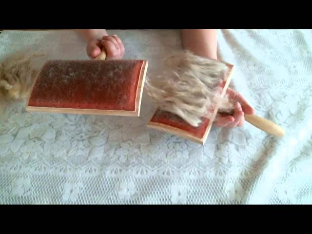 Шерсть для валяния. Чешем шерсть ручными кардерами