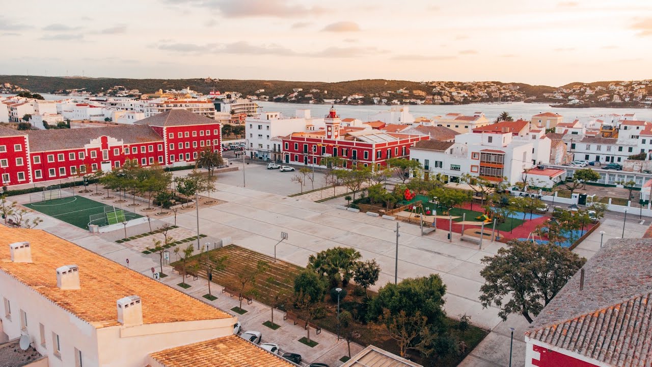 Es Castell, on el dia neix / Es Castell, donde el día nace