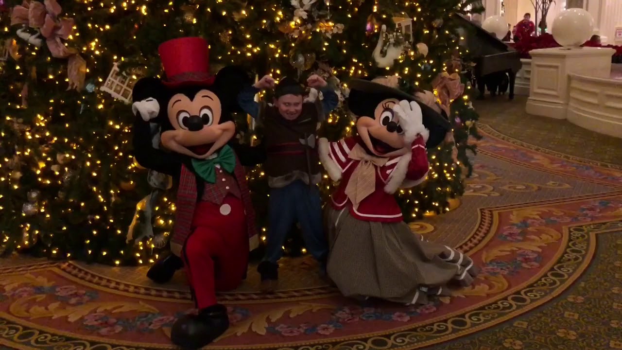Cutest Christmas Eve meet with Mickey and Minnie ever!! ⭐️🍃🎅🏻🎄