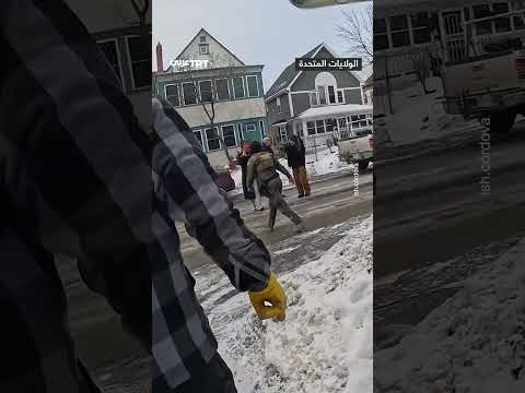 شرطي من وكالة الهجرة ينزلق أرضا